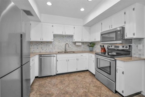 House in Brandon, Florida 4 bedrooms, 185.25 sq.m. № 1640239 - photo 13
