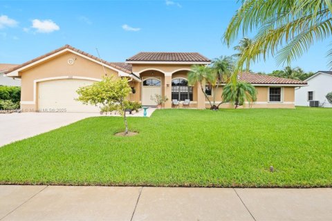 House in Pembroke Pines, Florida 4 bedrooms, 256.41 sq.m. № 1805945 - photo 1
