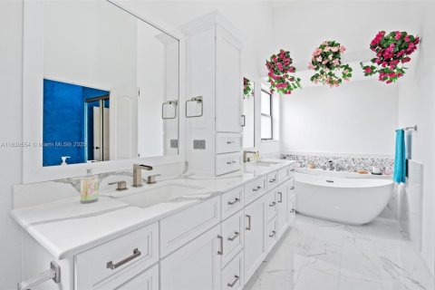 House in Pembroke Pines, Florida 4 bedrooms, 256.41 sq.m. № 1805945 - photo 21