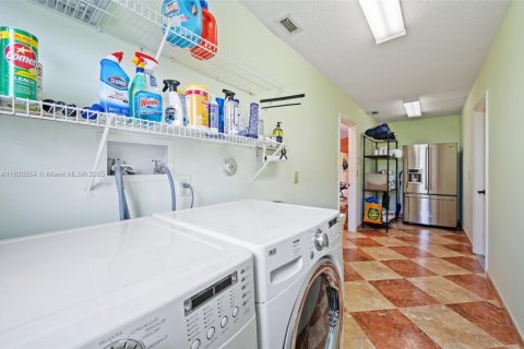 House in Pembroke Pines, Florida 4 bedrooms, 256.41 sq.m. № 1805945 - photo 27