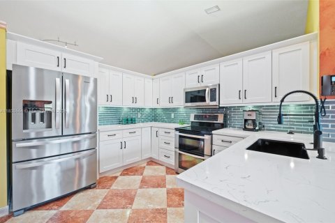House in Pembroke Pines, Florida 4 bedrooms, 256.41 sq.m. № 1805945 - photo 14