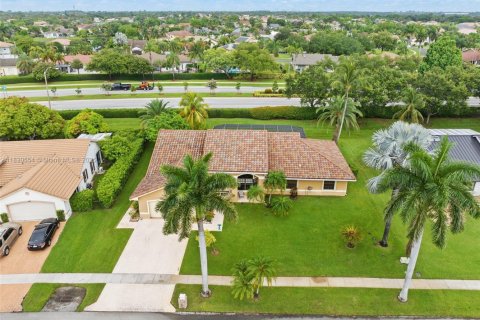 House in Pembroke Pines, Florida 4 bedrooms, 256.41 sq.m. № 1805945 - photo 4