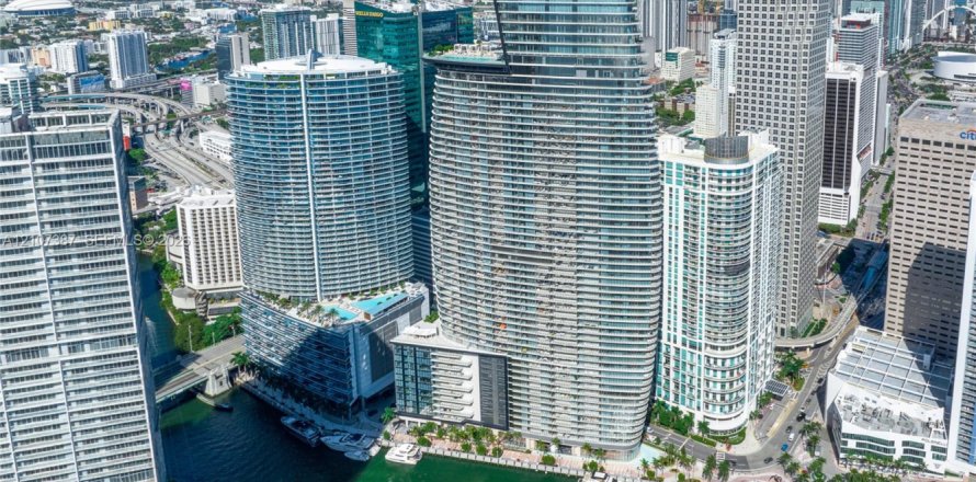 Condominio en Miami, Florida, 4 dormitorios  № 2422838