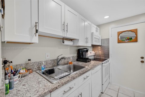 Condo in Fort Lauderdale, Florida, 1 bedroom  № 1925213 - photo 14