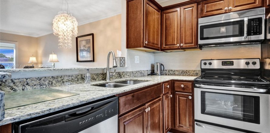 Кондоминиум с 2 спальнями в Лодердейл-Лейкс, Флорида № 1966195