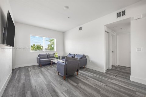 Commercial property in Hallandale Beach, Florida 522.58 sq.m. № 1938642 - photo 2