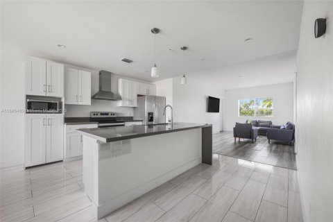 Commercial property in Hallandale Beach, Florida 522.58 sq.m. № 1938642 - photo 6