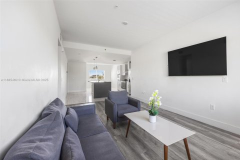 Commercial property in Hallandale Beach, Florida 522.58 sq.m. № 1938642 - photo 4