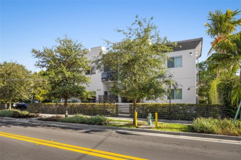 Commercial property in Hallandale Beach, Florida 522.58 sq.m. № 1938642 - photo 1