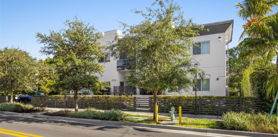 Commercial property in Hallandale Beach, Florida 522.58 sq.m. № 1938642