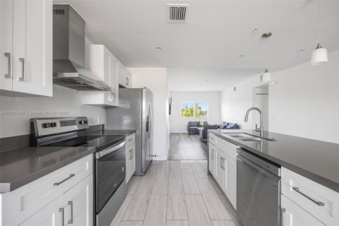 Commercial property in Hallandale Beach, Florida 522.58 sq.m. № 1938642 - photo 7