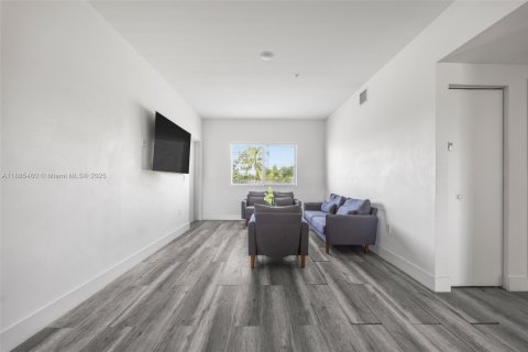 Commercial property in Hallandale Beach, Florida 522.58 sq.m. № 1938642 - photo 3