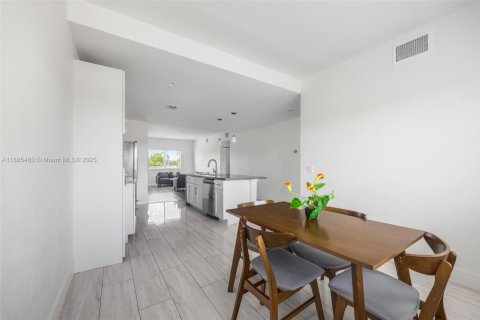 Commercial property in Hallandale Beach, Florida 522.58 sq.m. № 1938642 - photo 10