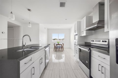 Commercial property in Hallandale Beach, Florida 522.58 sq.m. № 1938642 - photo 8