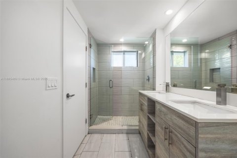 Commercial property in Hallandale Beach, Florida 522.58 sq.m. № 1938642 - photo 16