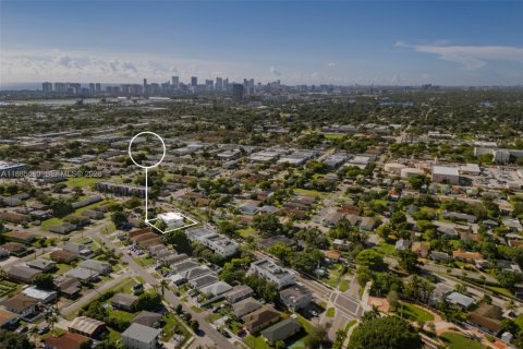 Propiedad comercial en venta en Hallandale Beach, Florida, 522.58 m2 № 1938642 - foto 23