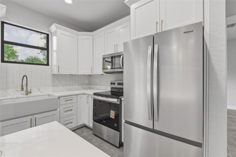 House in North Port, Florida 4 bedrooms, 153.29 sq.m. № 2112736 - photo 12