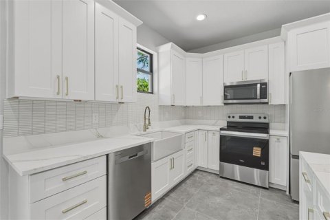 House in North Port, Florida 4 bedrooms, 153.29 sq.m. № 2112736 - photo 10