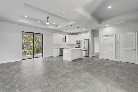 House in North Port, Florida 4 bedrooms, 153.29 sq.m. № 2112736 - photo 3