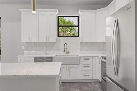 House in North Port, Florida 4 bedrooms, 153.29 sq.m. № 2112736 - photo 6