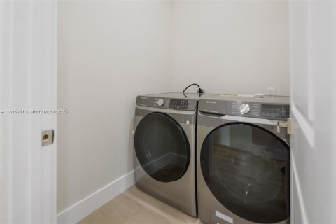 Adosado en alquiler en Fort Lauderdale, Florida, 4 dormitorios, 244.61 m2 № 1772595 - foto 23