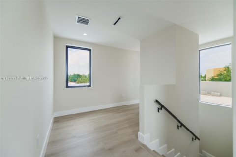 Adosado en alquiler en Fort Lauderdale, Florida, 4 dormitorios, 244.61 m2 № 1772595 - foto 18