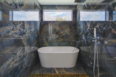 Adosado en alquiler en Fort Lauderdale, Florida, 4 dormitorios, 244.61 m2 № 1772595 - foto 12