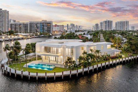 Villa ou maison à Hallandale Beach, Floride 8 chambres, 728.35 m2 № 2048880