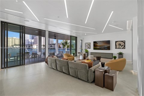 Villa ou maison à vendre à Hallandale Beach, Floride: 8 chambres, 728.35 m2 № 2048880 - photo 17