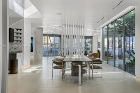 Villa ou maison à vendre à Hallandale Beach, Floride: 8 chambres, 728.35 m2 № 2048880 - photo 23