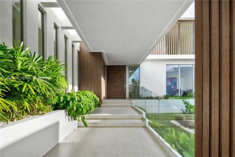 Villa ou maison à vendre à Hallandale Beach, Floride: 8 chambres, 728.35 m2 № 2048880 - photo 8