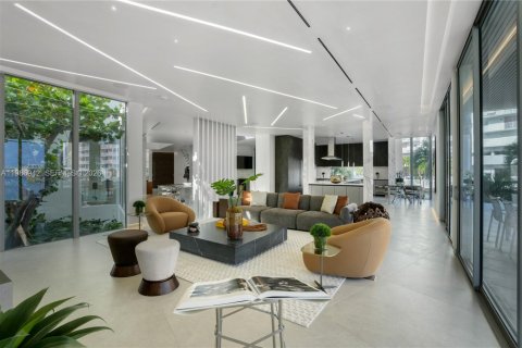 Villa ou maison à vendre à Hallandale Beach, Floride: 8 chambres, 728.35 m2 № 2048880 - photo 16