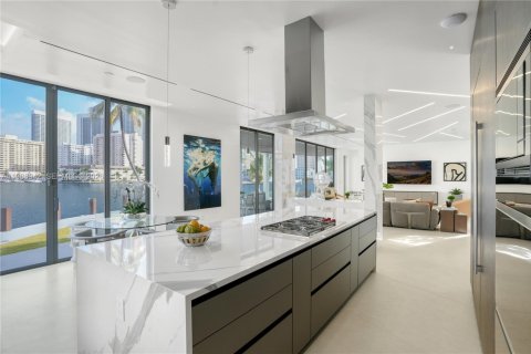 Villa ou maison à vendre à Hallandale Beach, Floride: 8 chambres, 728.35 m2 № 2048880 - photo 21