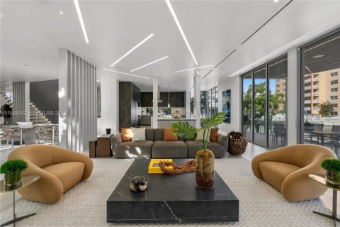 Villa ou maison à vendre à Hallandale Beach, Floride: 8 chambres, 728.35 m2 № 2048880 - photo 15