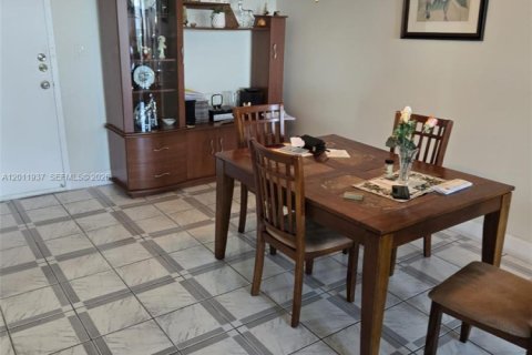 Condominio en venta en Hialeah, Florida, 2 dormitorios, 90.86 m2 № 2074940 - foto 2
