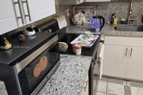 Condominio en venta en Hialeah, Florida, 2 dormitorios, 90.86 m2 № 2074940 - foto 3