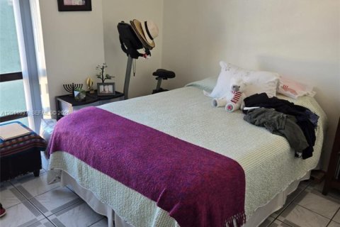 Condominio en venta en Hialeah, Florida, 2 dormitorios, 90.86 m2 № 2074940 - foto 6