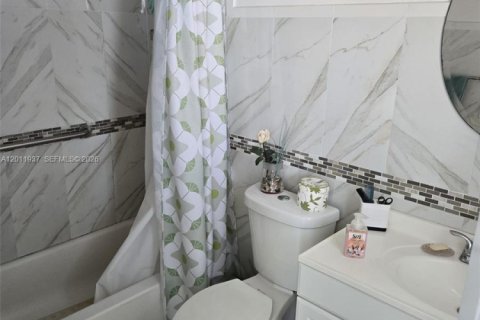 Condominio en venta en Hialeah, Florida, 2 dormitorios, 90.86 m2 № 2074940 - foto 5