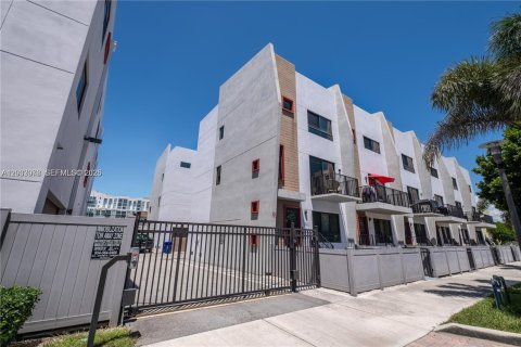Condo in Fort Lauderdale, Florida, 2 bedrooms № 2176380 - photo 2