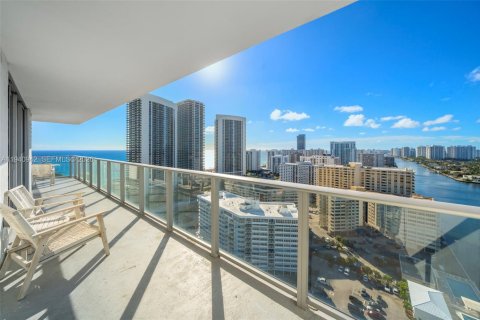 Condominio en Hollywood, Florida, 2 dormitorios  № 2020855