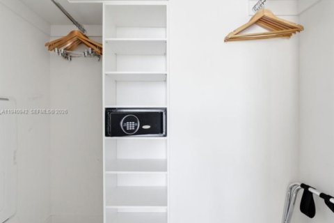 Condominio en venta en Hollywood, Florida, 2 dormitorios, 98.48 m2 № 2020855 - foto 11