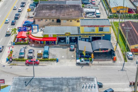 Commercial property in Hialeah, Florida № 1860675 - photo 1