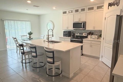 House in Tavares, Florida 5 bedrooms, 248.42 sq.m. № 1847999 - photo 3