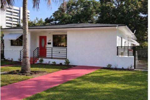 Casa en venta en Miami, Florida, 5 dormitorios, 156.26 m2 № 2062848 - foto 1