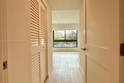 Снять в аренду квартиру в Майами, Флорида 2 спальни, 94.48м2, № 1971293 - фото 15