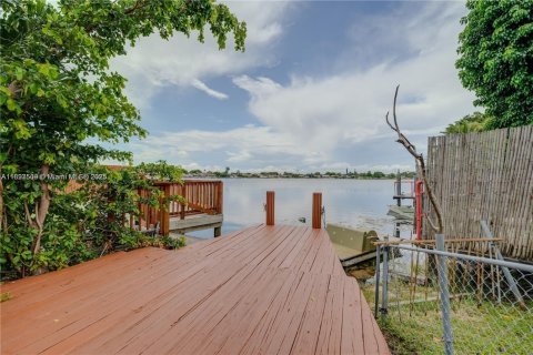 Casa en alquiler en Dania Beach, Florida, 3 dormitorios, 218.32 m2 № 1949221 - foto 9