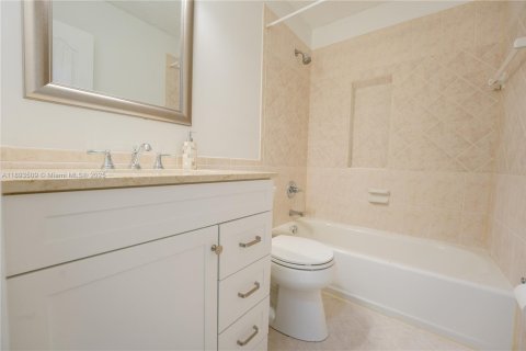 Casa en alquiler en Dania Beach, Florida, 3 dormitorios, 218.32 m2 № 1949221 - foto 28