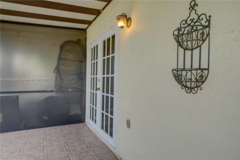 Casa en alquiler en Dania Beach, Florida, 3 dormitorios, 218.32 m2 № 1949221 - foto 3