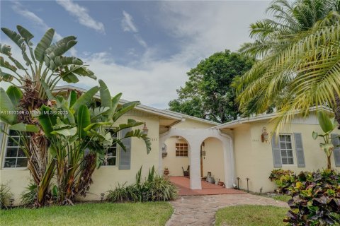 Casa en alquiler en Dania Beach, Florida, 3 dormitorios, 218.32 m2 № 1949221 - foto 1