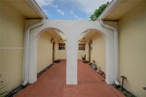 Casa en alquiler en Dania Beach, Florida, 3 dormitorios, 218.32 m2 № 1949221 - foto 2